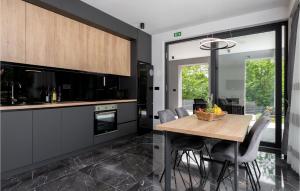 une cuisine avec une table et des chaises en bois dans l'établissement Villa Alison, à Ružići