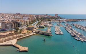 une vue aérienne d'un port avec des bateaux dans l'eau dans l'établissement Lovely Apartment In Torrevieja, à Torrevieja 11 autres photos