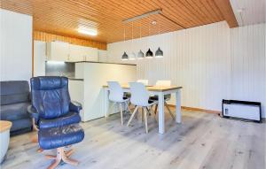 ein Esszimmer mit einem Tisch und einem Stuhl in der Unterkunft Amazing Home In Mirow Ot Granzow in Granzow