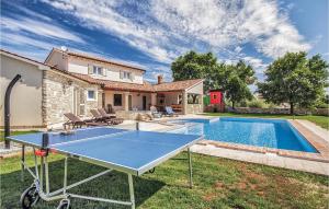 Bazén v ubytovaní Nice Home In Valtura With Jacuzzi alebo v jeho blízkosti