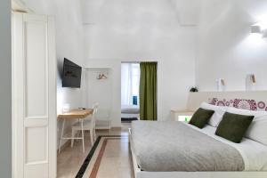 Łóżko lub łóżka w pokoju w obiekcie InCentro Comfort Suite - Lecce Selection