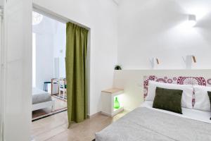 Łóżko lub łóżka w pokoju w obiekcie InCentro Comfort Suite - Lecce Selection