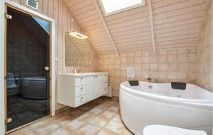 Koupelna v ubytování Four-Bedroom Holiday Home In Vig