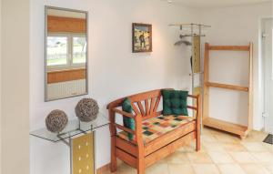Zimmer mit einem Stuhl und einem Spiegel an der Wand in der Unterkunft Ferienhaus - Westendorf in Westendorf
