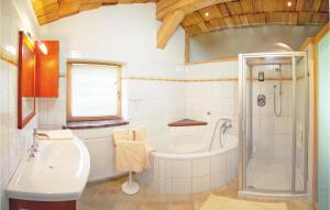 ein Badezimmer mit Badewanne, Dusche und Waschbecken in der Unterkunft Ferienhaus - Westendorf in Westendorf