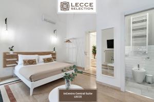 biała sypialnia z łóżkiem i łazienką w obiekcie InCentro Comfort Suite - Lecce Selection w mieście Lecce