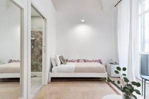 Łóżko lub łóżka w pokoju w obiekcie InCentro Comfort Suite - Lecce Selection