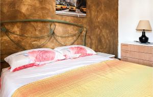 a bed with pink and white pillows in a bedroom at Awesome Apartment In Monteodorisio in Monteodorisio