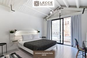 biała sypialnia z łóżkiem i dużym oknem w obiekcie InCentro Comfort Suite - Lecce Selection w mieście Lecce