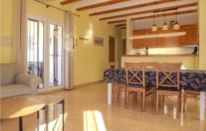 une cuisine et une salle à manger avec une table et des chaises dans l'établissement 3 Bedroom Awesome Home In Els Poblets, à Els Poblets