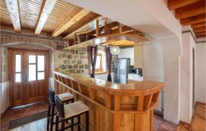 Nhà bếp/bếp nhỏ tại Gorgeous Home In Sinj