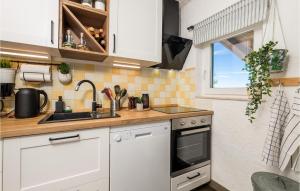 Kuchyňa alebo kuchynka v ubytovaní 2 Bedroom Nice Home In Senj