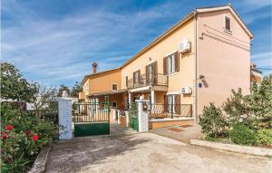 zewnętrzny widok budynku w obiekcie Apartment Valtursko Polje I w mieście Loborika