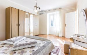 Łóżko lub łóżka w pokoju w obiekcie Apartment Valtursko Polje I