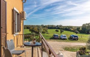 balkon ze stołem i samochodami na polu w obiekcie Apartment Valtursko Polje I w mieście Loborika