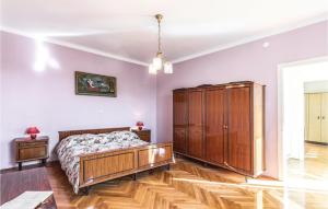 Łóżko lub łóżka w pokoju w obiekcie Apartment Valtursko Polje I