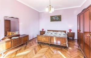 Łóżko lub łóżka w pokoju w obiekcie Apartment Valtursko Polje I