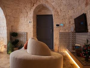 a room with a chair in front of a door at Trulli di V E N E R E in Castellana Grotte