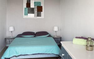 ジャール・シュル・メールにある2 Bedroom Stunning Home In Jard-Sur-Merのベッドルーム1室(ベッド2台、ランプ付きテーブル2台付)