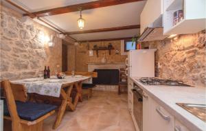Kuchyňa alebo kuchynka v ubytovaní Two-Bedroom Holiday Home In Orebic