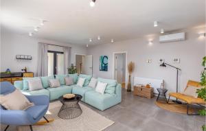 Χώρος καθιστικού στο Amazing Home In Marcana