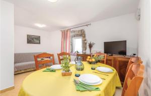 TV a/nebo společenská místnost v ubytování Nice Home In Moscenicka Draga