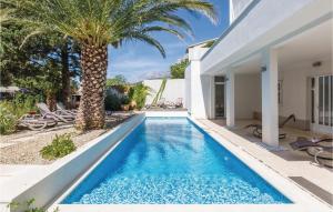 Bazén v ubytovaní 3 Bedroom Cozy Apartment In Makarska alebo v jeho blízkosti