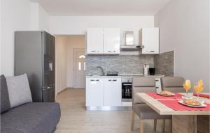 Kuchyň nebo kuchyňský kout v ubytování Cozy Apartment In Stara Novalja