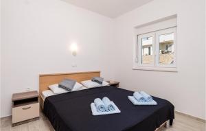 Postel nebo postele na pokoji v ubytování Cozy Apartment In Stara Novalja