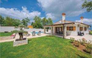 Zahrada ubytování Cozy Home In Cambarelici + 24 fotografií