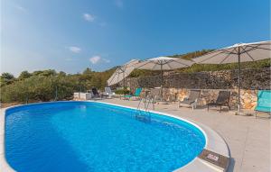 Bazén v ubytování Four-Bedroom Holiday Home In Primosten nebo v jeho okolí