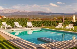 Πισίνα στο ή κοντά στο Holiday Home Trilj 15