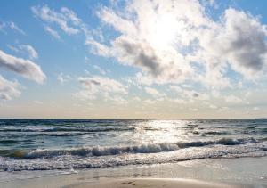 a view of the ocean from the beach at Strandliebe in Scharbeutz, 150m zum Strand! Sonnenbalkon, ruhig gelegen, kostenfreier Parkplatz, Fahrstuhl in Scharbeutz