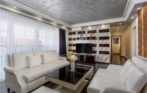 Una sala de estar con un sofá blanco y un televisor. en Nice Home In Crikvenica With Kitchen, en Crikvenica