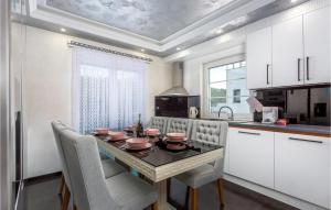 Una cocina con una mesa y sillas en una habitación. en Nice Home In Crikvenica With Kitchen, en Crikvenica
