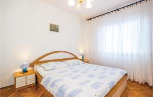 Ein Bett oder Betten in einem Zimmer der Unterkunft 3 Bedroom Awesome Apartment In Senj