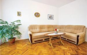 Ein Sitzbereich in der Unterkunft 3 Bedroom Awesome Apartment In Senj