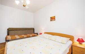 Ein Bett oder Betten in einem Zimmer der Unterkunft 3 Bedroom Awesome Apartment In Senj