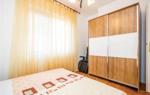 Ein Bett oder Betten in einem Zimmer der Unterkunft 3 Bedroom Awesome Apartment In Senj