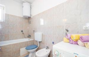 Ein Badezimmer in der Unterkunft 3 Bedroom Awesome Apartment In Senj