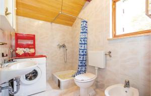 Kúpeľňa v ubytovaní 2 Bedroom Beautiful Apartment In Stolac