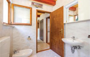 Kúpeľňa v ubytovaní 2 Bedroom Beautiful Apartment In Stolac