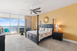 ein Schlafzimmer mit Bett und Blick auf das Meer in der Unterkunft Turquoise Place 1807 D in Orange Beach