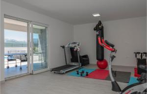 Posilňovňa alebo fitness centrum v ubytovaní 4 Bedroom Amazing Home In Imotski