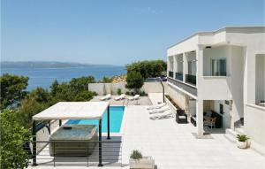Bazén v ubytovaní Nice Home In Makarska alebo v jeho blízkosti