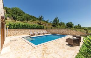 GrubineにあるHoliday Home Ricice 09の石壁の隣にスイミングプール(ラウンジチェア付) +31枚の写真