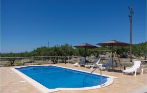 Bazén v ubytování Holiday Home Pelegrin 58 nebo v jeho okolí