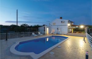 Bazén v ubytování Holiday Home Pelegrin 58 nebo v jeho okolí