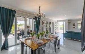 comedor con mesa y sofá azul en 3 Bedroom Cozy Home In Pula, en Pula