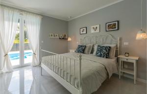 Un dormitorio blanco con una cama y una ventana. en 3 Bedroom Cozy Home In Pula, en Pula